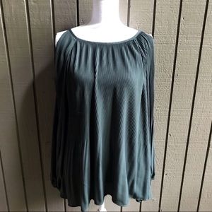 Bobeau Women’s Green Pleated Cold Shoulder Long Sleeve Top  XL